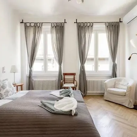 78 Sqm Downtown Designer Boho Loft - Astoria Daire Pusztavacs
